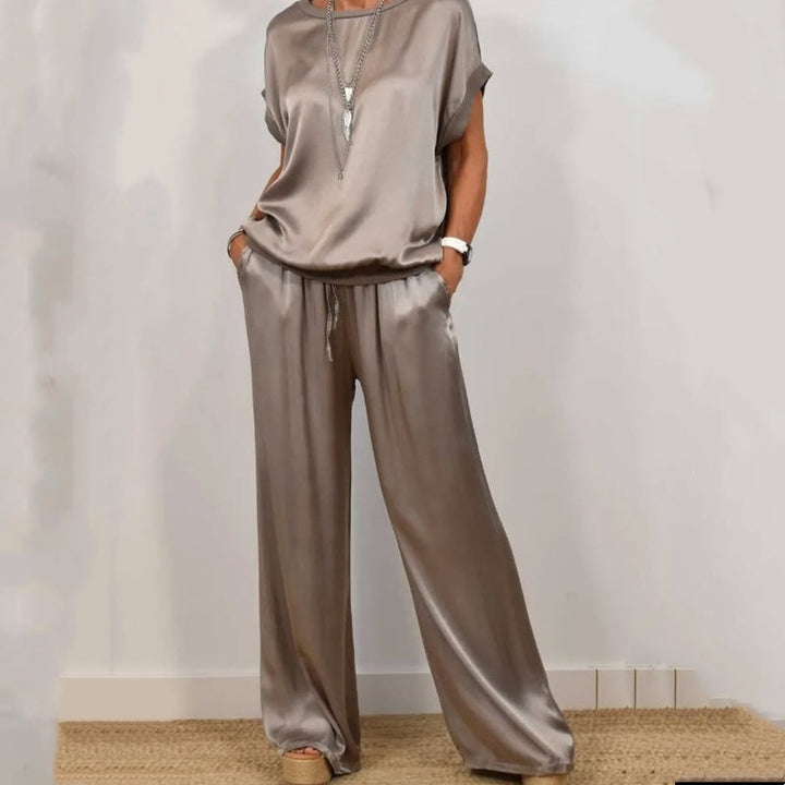 Women's - Two-Piece Set - Stylish and Comfortable - Perfect for Any Occasion - Trendy Outfit for Women