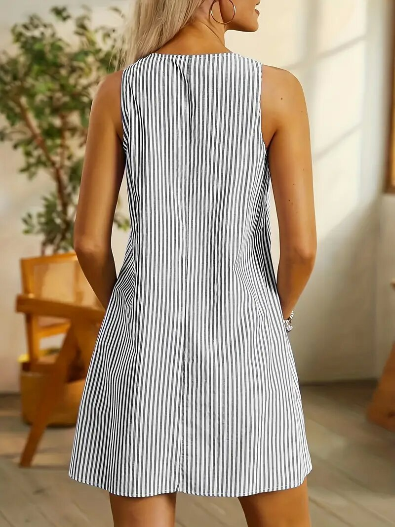 Striped dress with round neckline