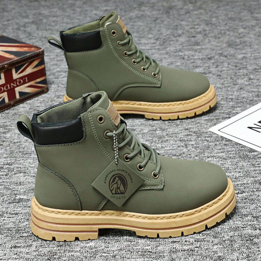 Robust leather boots with non-slip platform sole