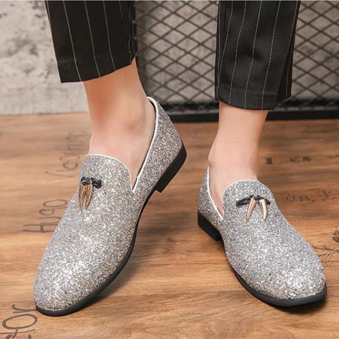 Elegant slip-on shoes with glitter and tassels