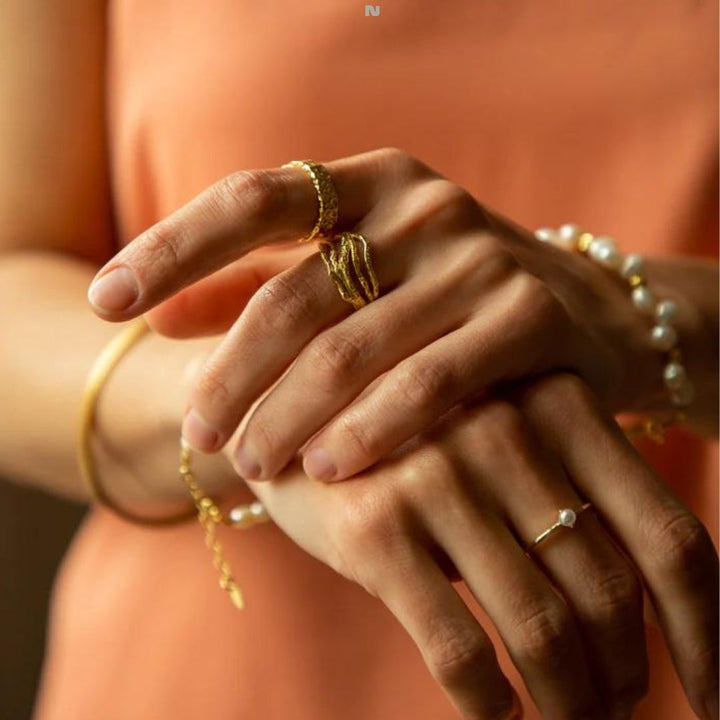 Minimalist gold ring with solitaire pearl