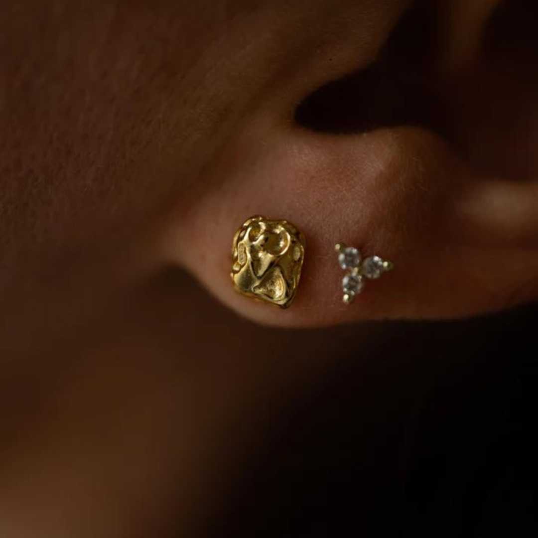 Moulded gold stud earrings