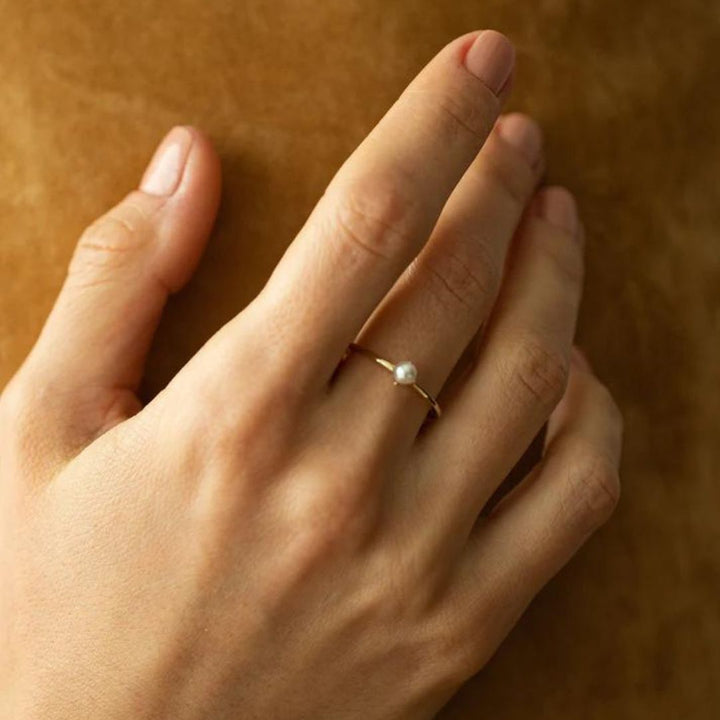 Minimalist gold ring with solitaire pearl