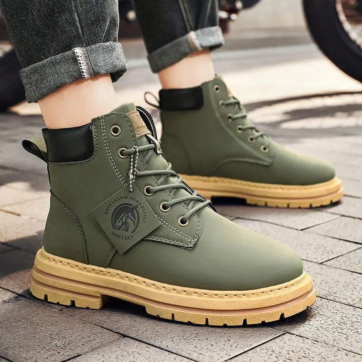 Robust leather boots with non-slip platform sole