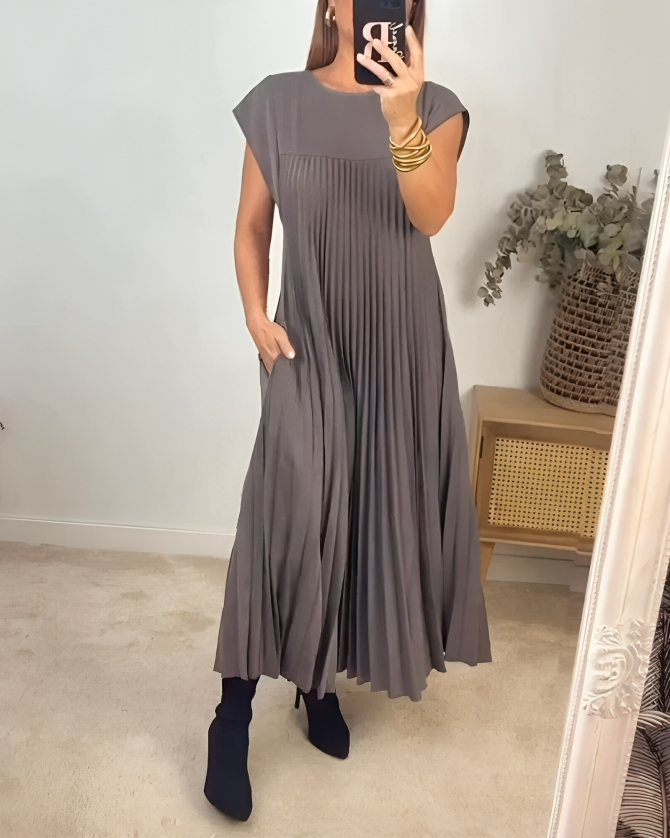 Sleeveless Pleated Long Dress With Round Neck For Women