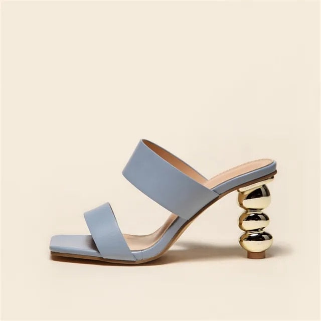 Elegant sandals with heel and square toe