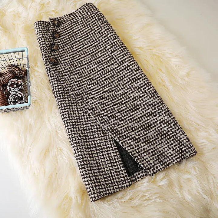 Classic pencil skirt with houndstooth pattern