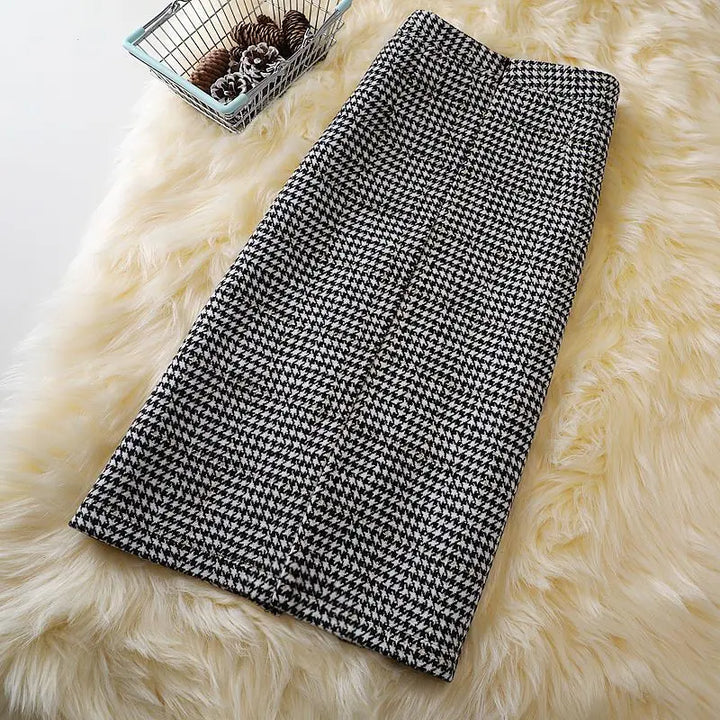 Classic pencil skirt with houndstooth pattern