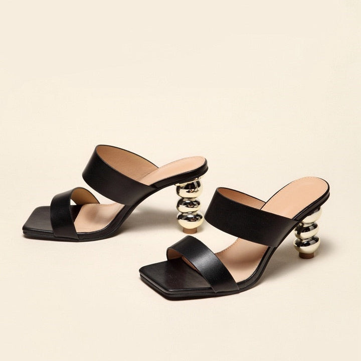 Elegant sandals with heel and square toe