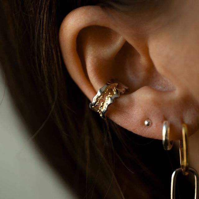 Two-coloured ear cuff with chain detail