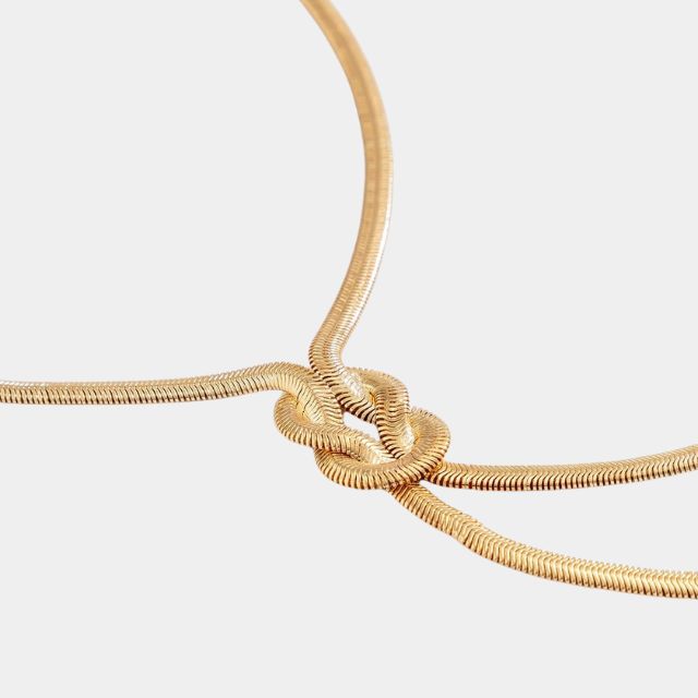 Waist chain with geometric knot