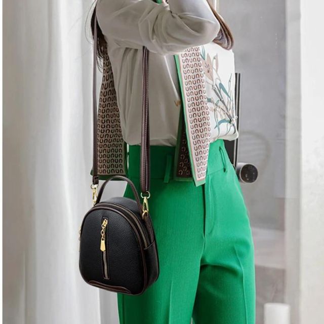 Shoulder bag with zip