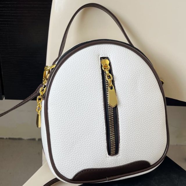 Shoulder bag with zip