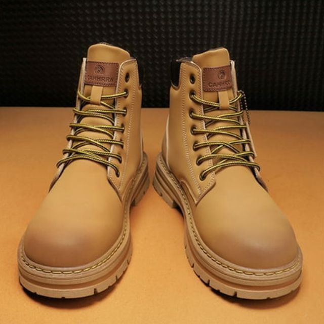 Robust leather boots with non-slip platform sole