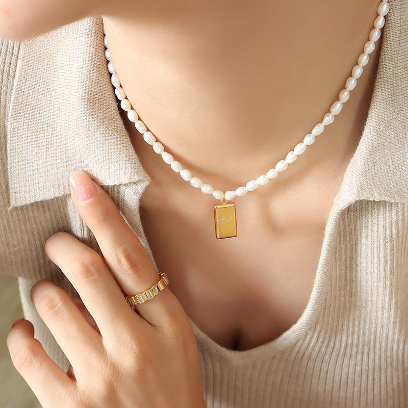 Elegant freshwater pearl necklace with geometric pendant